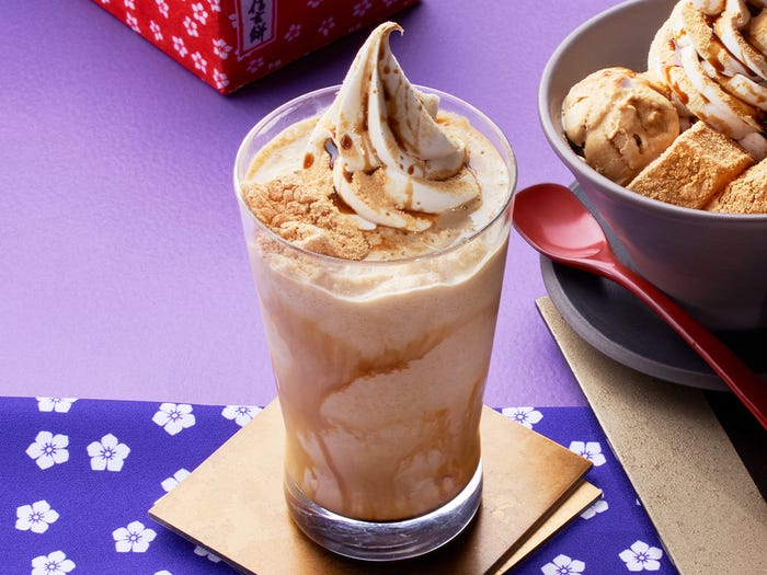 桔梗信玄餅 わらびもち入り黒みつきな粉スムージーMサイズ690円、※ソフトクリームなし Mサイズ640円(税込)/提供画像