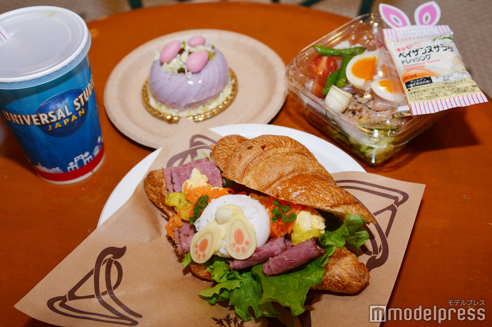 イースターバニー・クロワッサンサンドセット￥1600、彩り野菜のイースター・ペイザンヌサラダ￥650、イースター・エッグ～ストロベリーアーモンド＆ブルーベリームース～￥900（C）モデルプレス