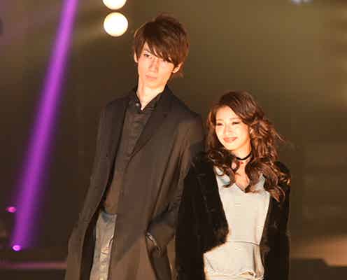 鮎川太陽、美女と2ショットランウェイ クールな眼差しで3万人を虜に