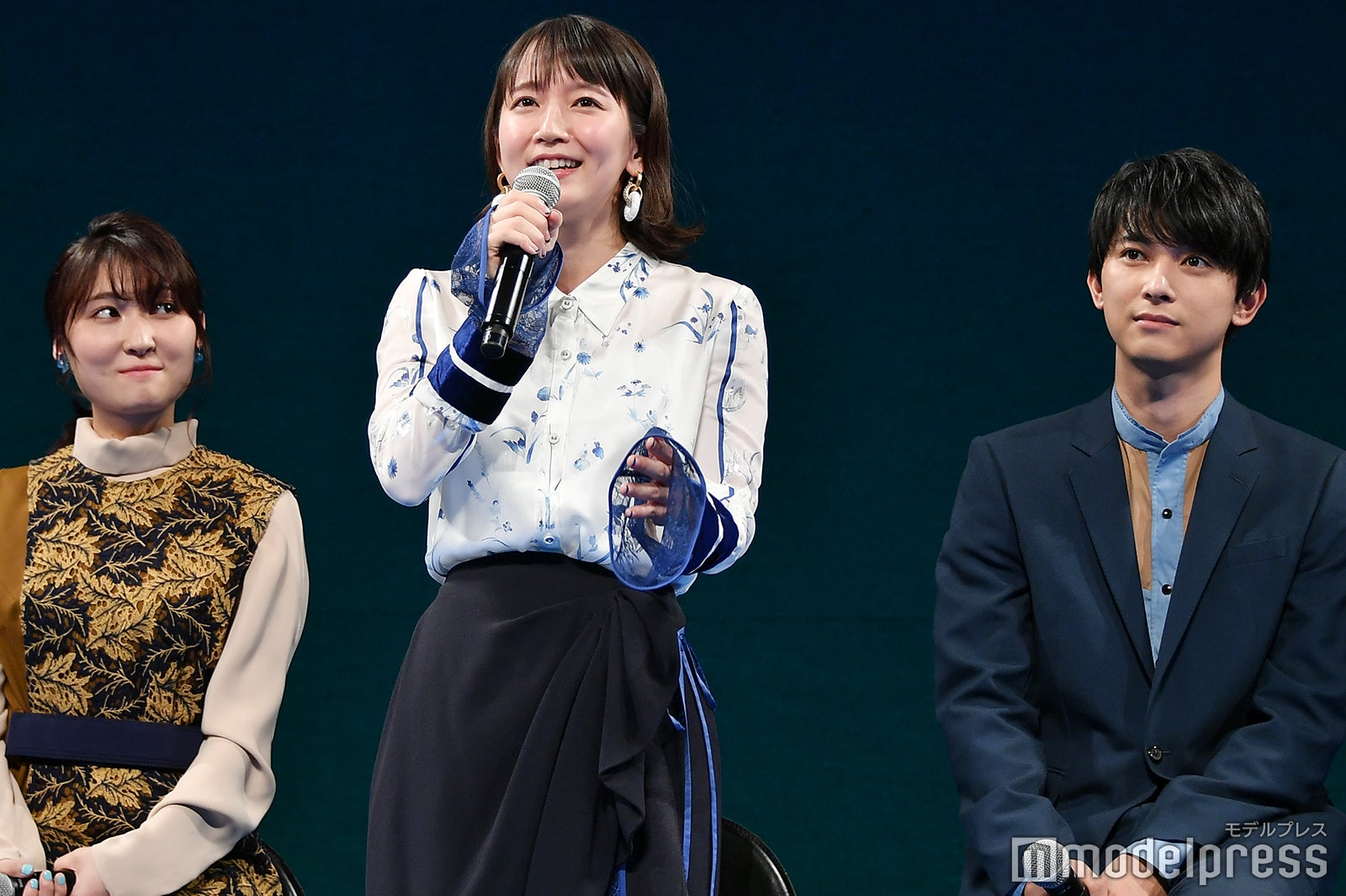 （左から）若山詩音、吉岡里帆、吉沢亮 （C）モデルプレス