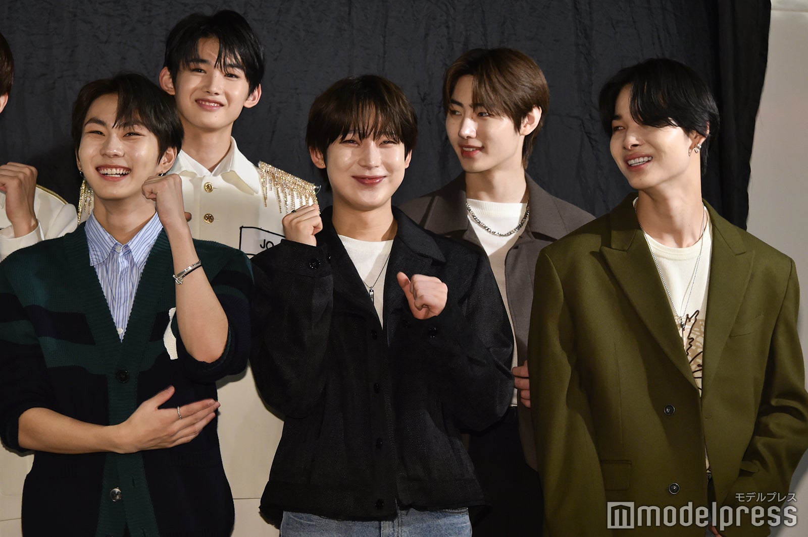 （後列左から）JO、SUNGHOON（前列左から）JUNGWON、SUNOO、NI-KI（C）モデルプレス