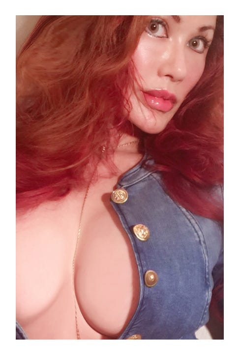 デニムでのセクシーショットを公開した叶恭子/オフィシャルブログ(LINE)より