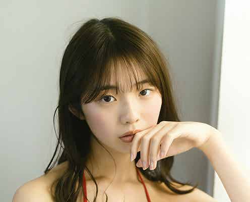 現役JK・菊地姫奈、鮮烈赤ビキニで迫力バスト 純白のレオタード風衣装も