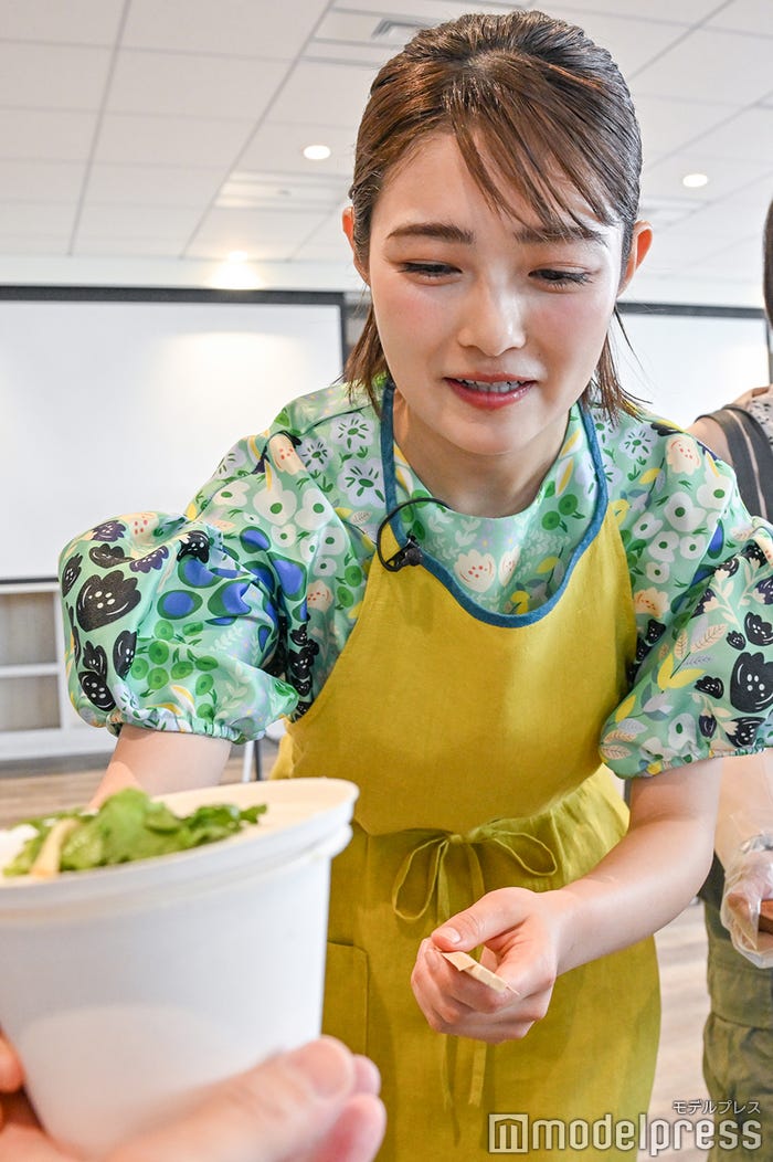 手料理を振る舞う井上咲楽(C)モデルプレス