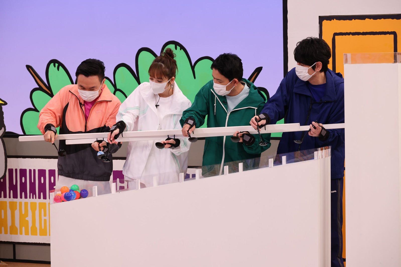 （左から）山内健司、佐々木希、ノブ、博多大吉（C）カンテレ