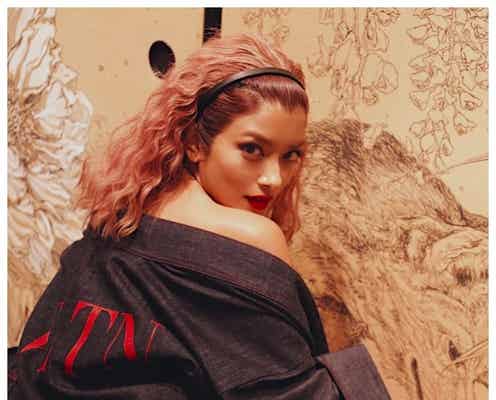 ローラ、オールバックの肩出しショットに「色っぽい」「最高にクール」と絶賛の声
