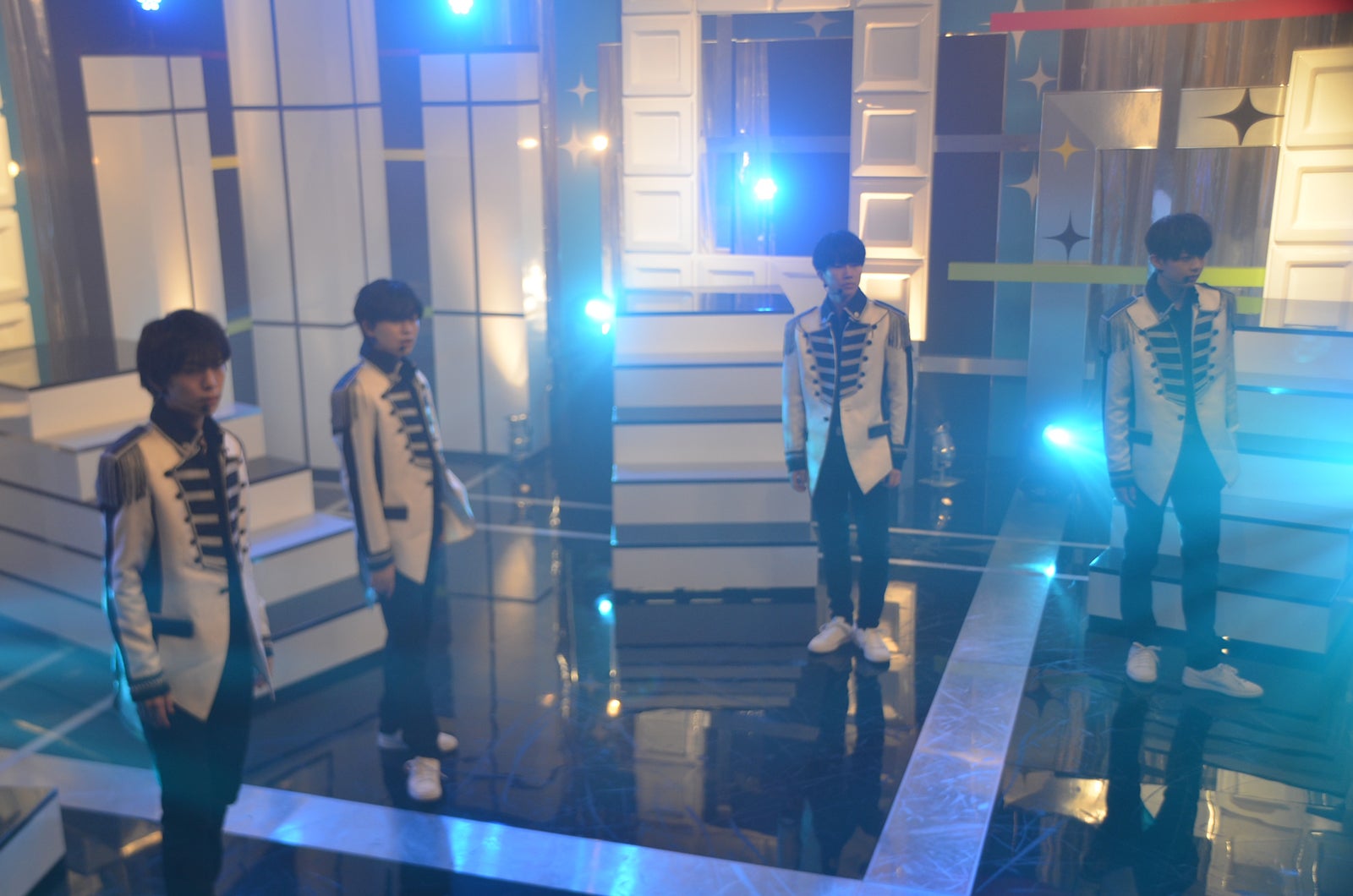 ジャニーズJr.、KinKi Kids「欲望のレイン」披露　街頭インタビューに奮闘も