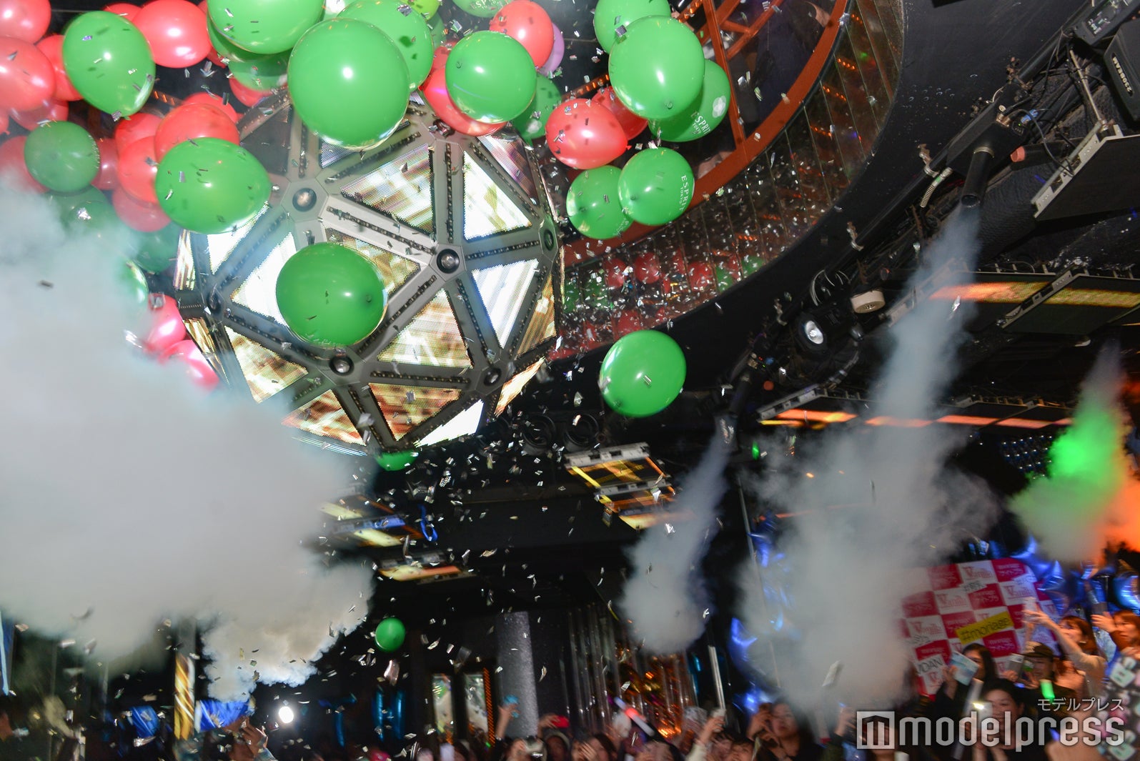 バルーンスパークの演出に歓声（C）モデルプレス