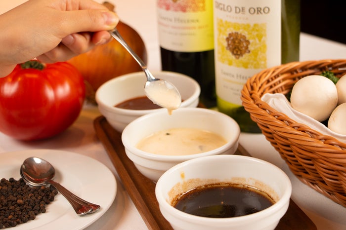 オリジナルの赤ワインソースなど3種類以上のソースを用意／画像提供：トラジ