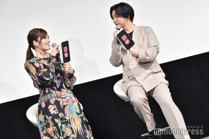 札がスマホ型と聞いて「ほんとだ!」と驚く白石麻衣、千葉雄大 (C)モデルプレス