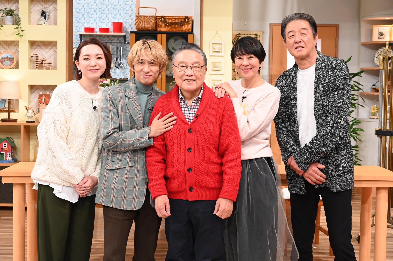 山口美沙、三宅健、伊東四朗、RIKACO、布施博（C）日本テレビ