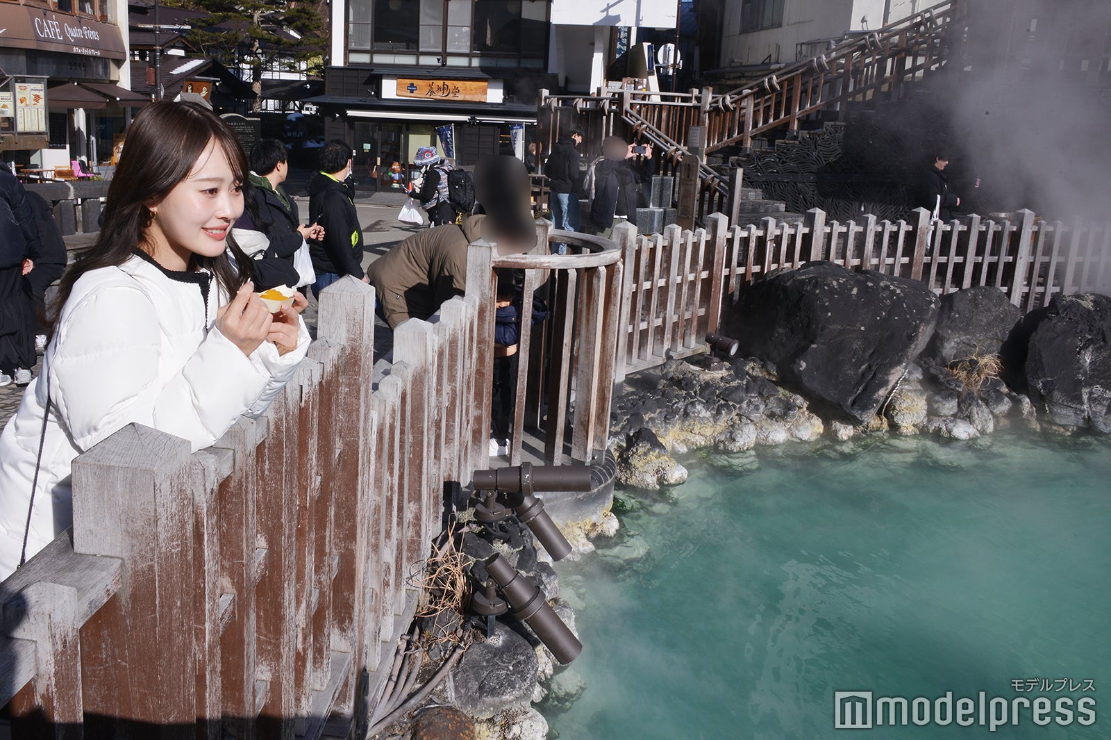 湯畑を眺めながら玉蒟蒻ゼリーをぱくり（C）モデルプレス