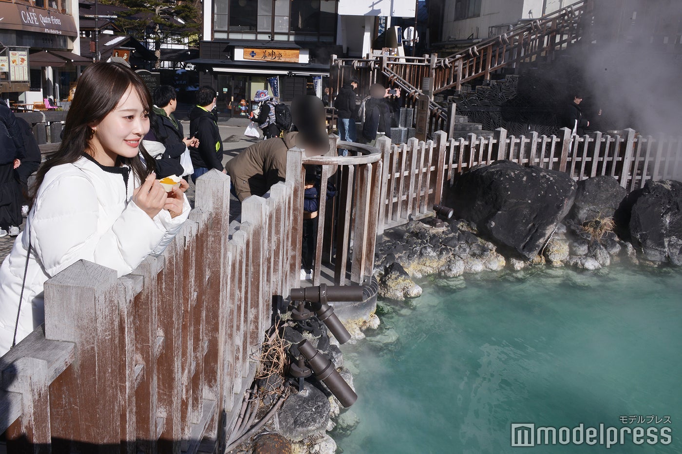 湯畑を眺めながら玉蒟蒻ゼリーをぱくり（C）モデルプレス