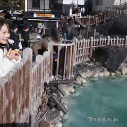 湯畑を眺めながら玉蒟蒻ゼリーをぱくり(C)モデルプレス