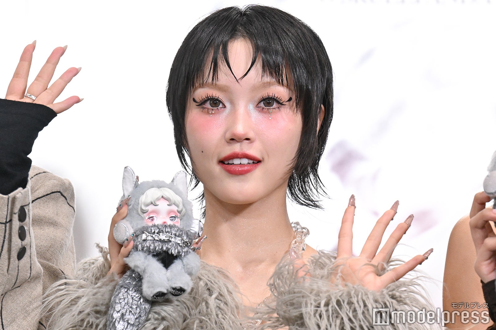 コラボアイテムを見せるCHISA（C）モデルプレス