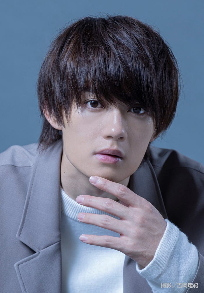 <佐野勇斗(さの・はやと)プロフィール> 1998年3月23日生まれ、愛知県出身。2014年、EBiDAN発のダンスボーカルグループ・M!LKとして活動を開始。2015年に映画「くちびるに歌を」で俳優デビューし、その後も、ドラマ「ドラゴン桜」 第2シリーズ(TBS系/2021)、「真犯人フラグ」(日本テレビ系/2021~2022)、ドラマ・映画シリーズ「TOKYO MER」「トリリオンゲーム」など話題作に多数出演。2024年度後期NHK連続テレビ小説「おむすび」で朝ドラ初出演を果たす。「ESCAPE それは誘拐のはずだった」(日本テレビ系)でGP帯ドラマ初主演。M!LKとしても、2025年にNHK紅白歌合戦初出場が決定するなど、活躍の幅を広げている。