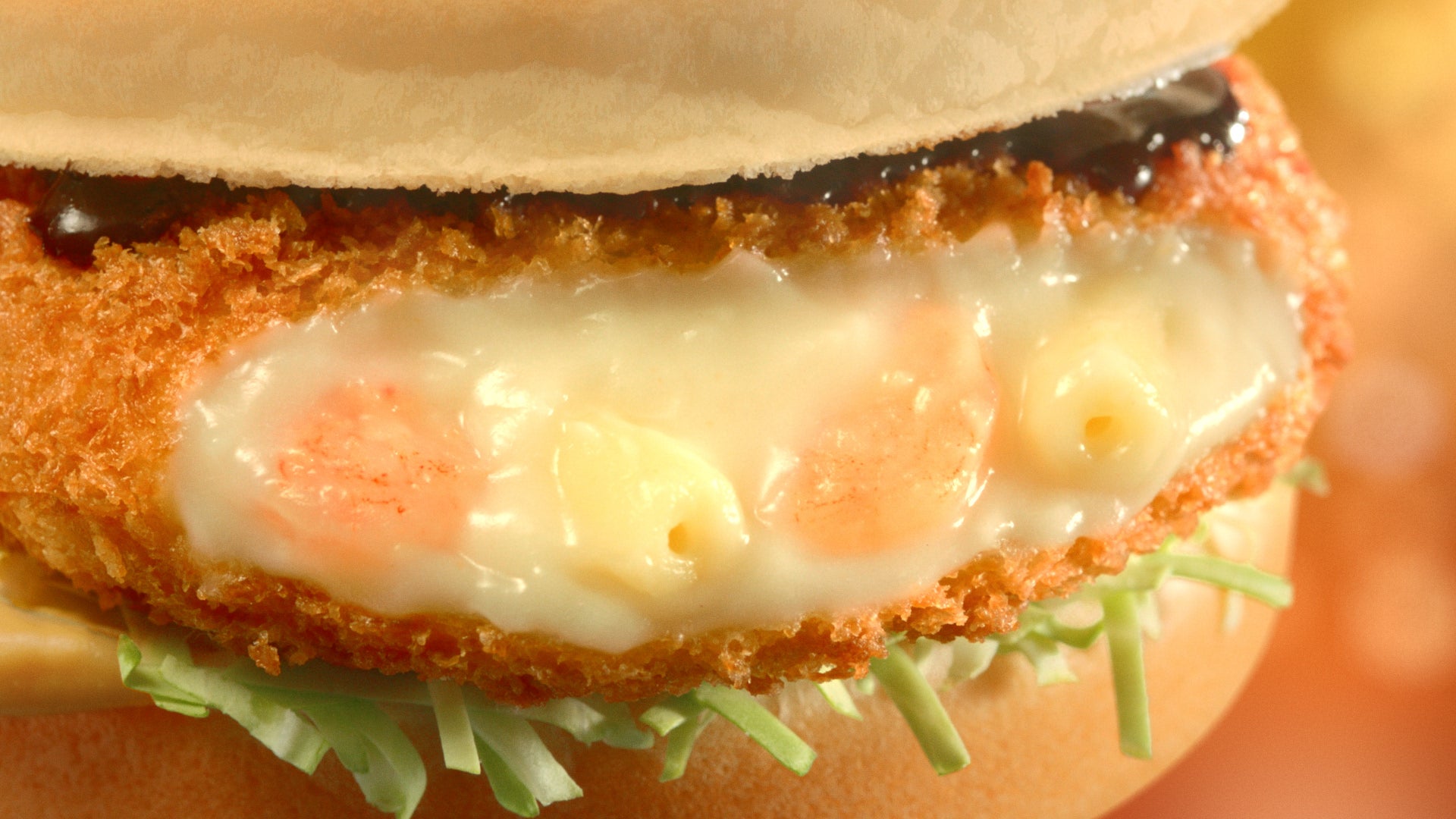 マクドナルド新CM「コク旨ビーフデミグラコロ篇」（提供写真）