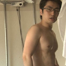 芥川賞作家・羽田圭介、鍛え上げられた肉体があらわに