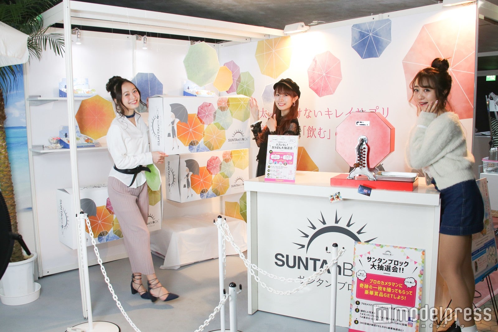 カラフルでポップな「サンタンブロック」ブース（C）モデルプレス