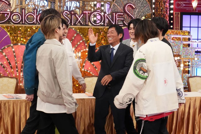 田中樹、ジェシー、高地優吾、明石家さんま、森本慎太郎、松村北斗、京本大我(C)日本テレビ