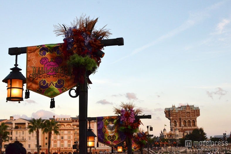 「メディテレーニアンハーバー」スケルトンやカボチャのデザイン／東京ディズニーシー