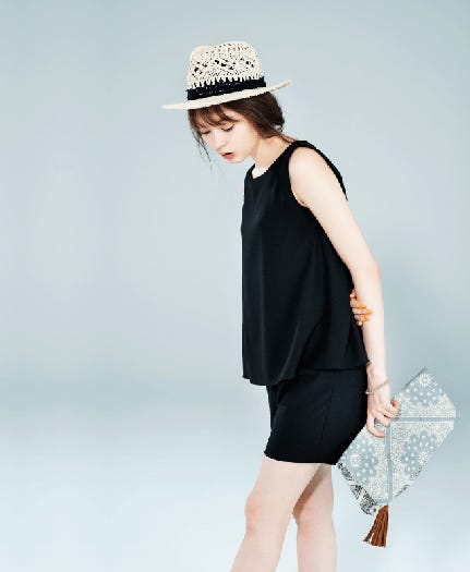 setup/¥5,990、hat/¥3,990、bracelet/¥1,490、bag/¥3,990(earth music&ecology)(C)TOPLOG