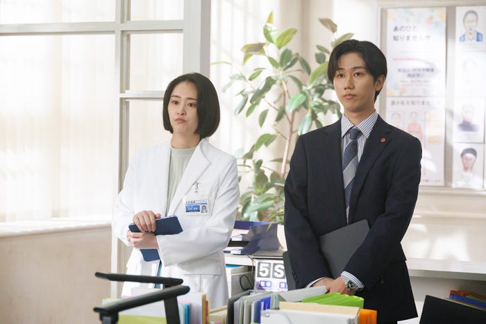 柳美稀、阿部亮平「GO HOME~警視庁身元不明人相談室~」第1話より(C)日本テレビ