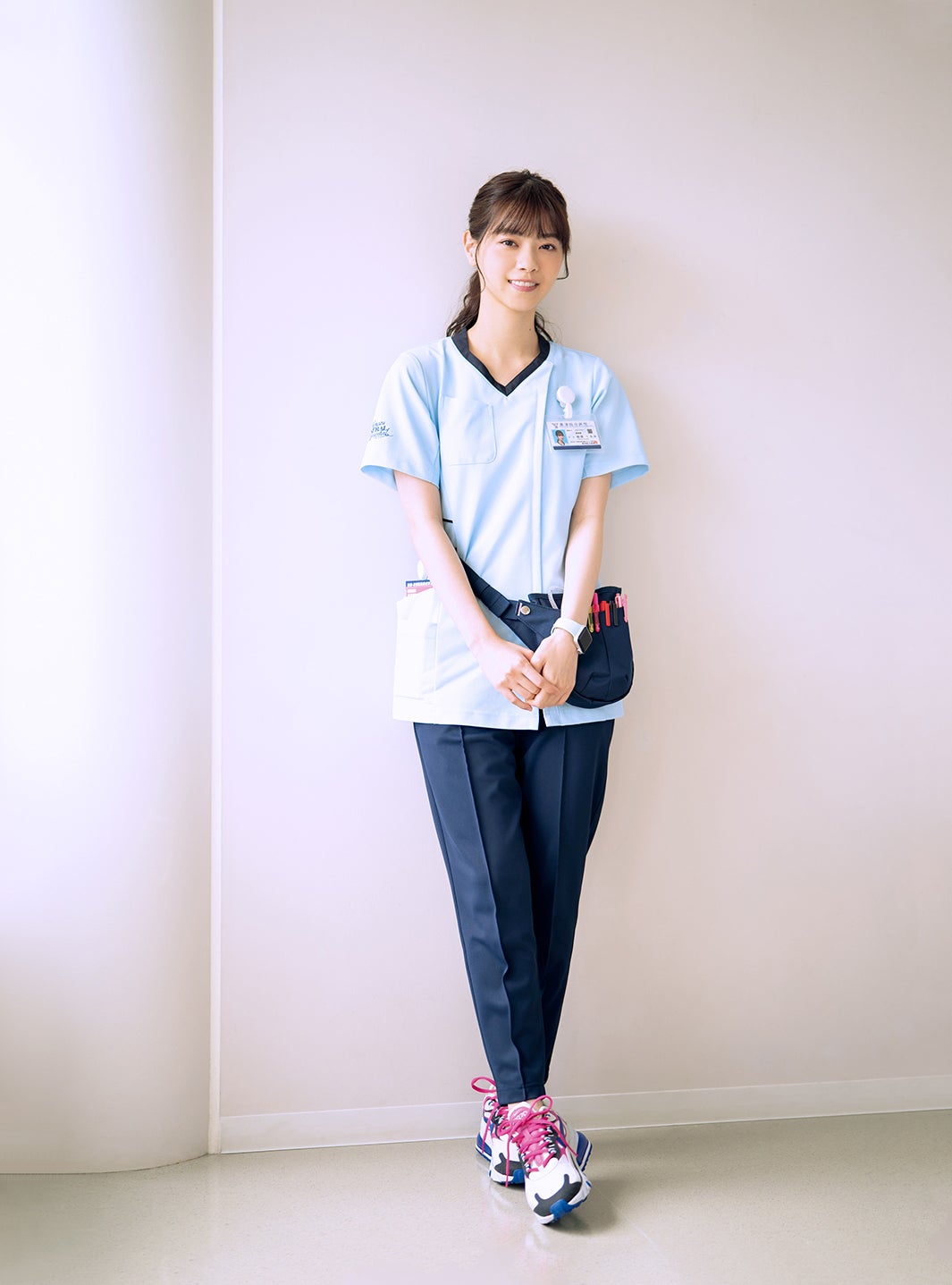 西野七瀬「アンサング・シンデレラ」新人薬剤師姿で美肌輝く