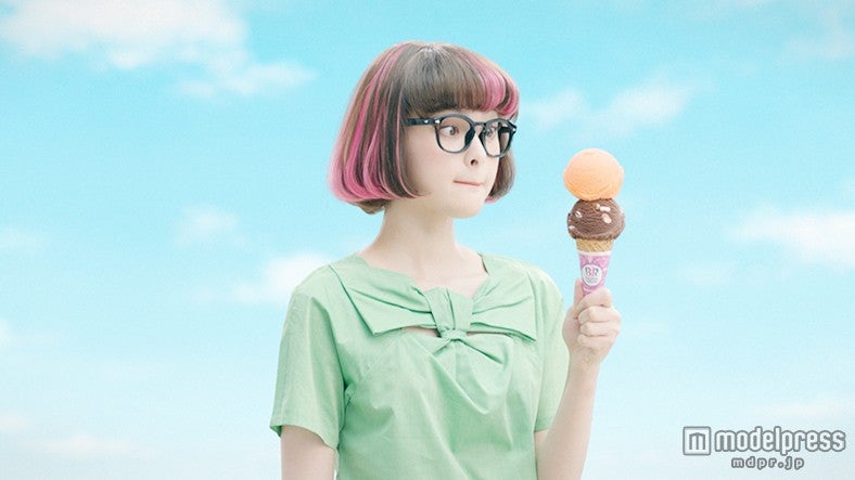 玉城ティナ／髪色までも変化！メガネ姿も披露