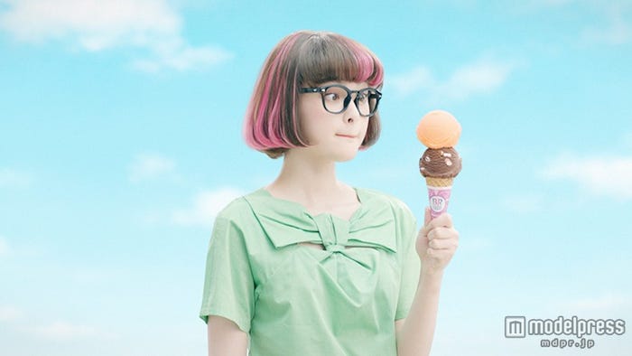 玉城ティナ/髪色までも変化!メガネ姿も披露