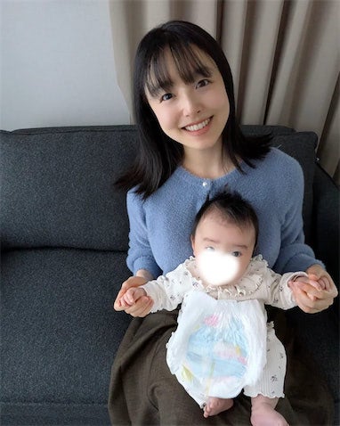 セント・フォース35歳アナ、0歳娘を‟お膝にちょこん”2ショットに「親も子も可愛い」