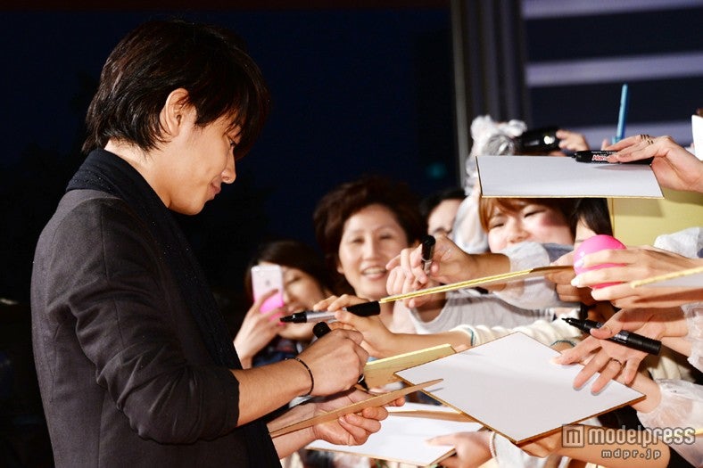 ファンにサインしている佐藤健