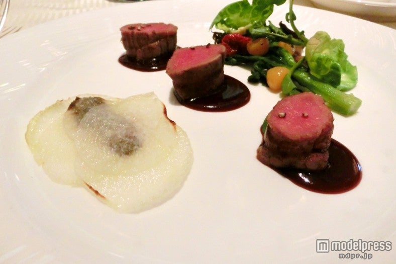 メイン／仔牛フィレ肉のロースト蕪のラヴィオリ仕立てと共に／薄切りの蕪にはアンチョビが