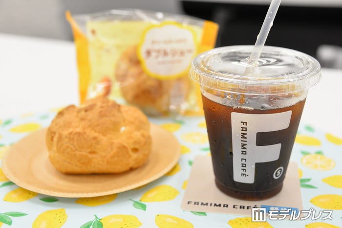 アイスコーヒー軽めにはダブルシューがおすすめ、クリームの繊細な甘さを邪魔しない(C)モデルプレス