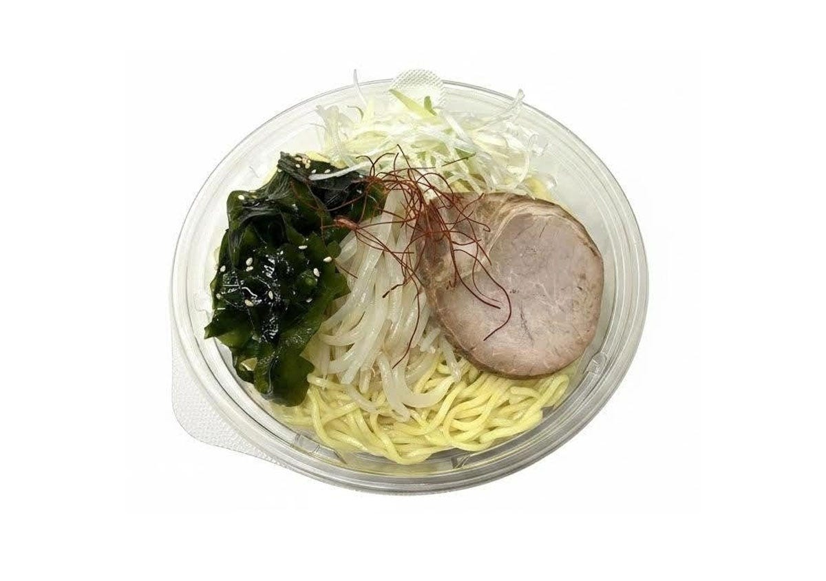 透明容器に入った函館塩ラーメン。チャーシューやワカメがのる 透明容器に入った函館塩ラーメン。チャーシューやワカメがのる