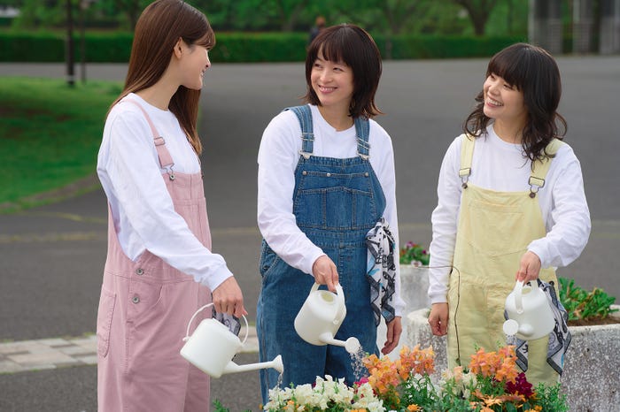 生見愛瑠、清野菜名、岸井ゆきの「日曜の夜ぐらいは…」第5話より(C)ABCテレビ