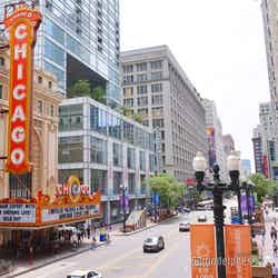 シカゴの街並みとシカゴシアター（C）モデルプレス