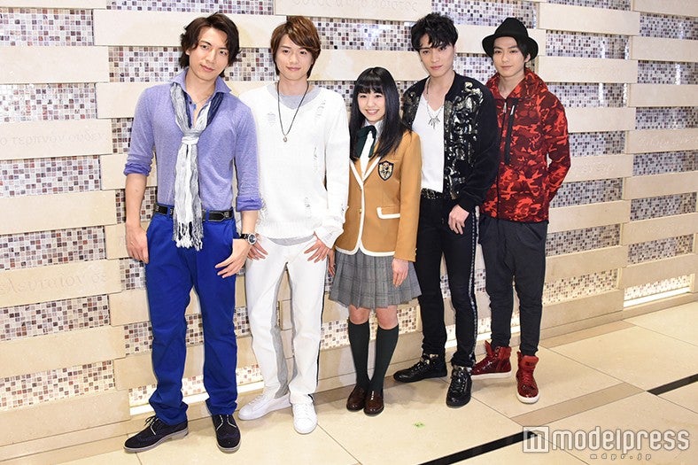 （左より）上山竜治、白洲迅、加藤梨里香、松下優也、真剣佑（C）モデルプレス