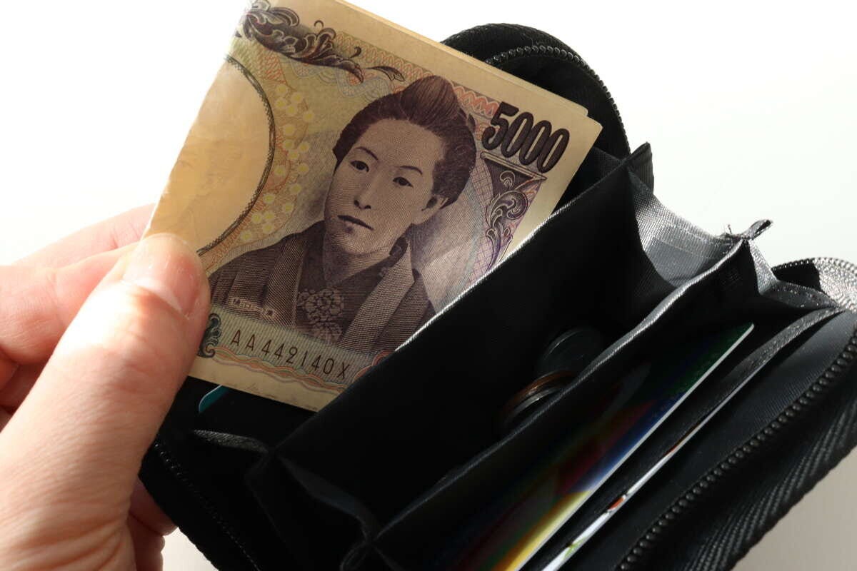 紐付キッズウォレット（ブラック）　お札取り出し