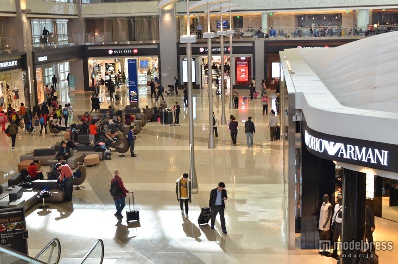 ロサンゼルス国際空港（通称：LAX「ラックス」）国際線ターミナル　広々とした開放的なスペースが充実