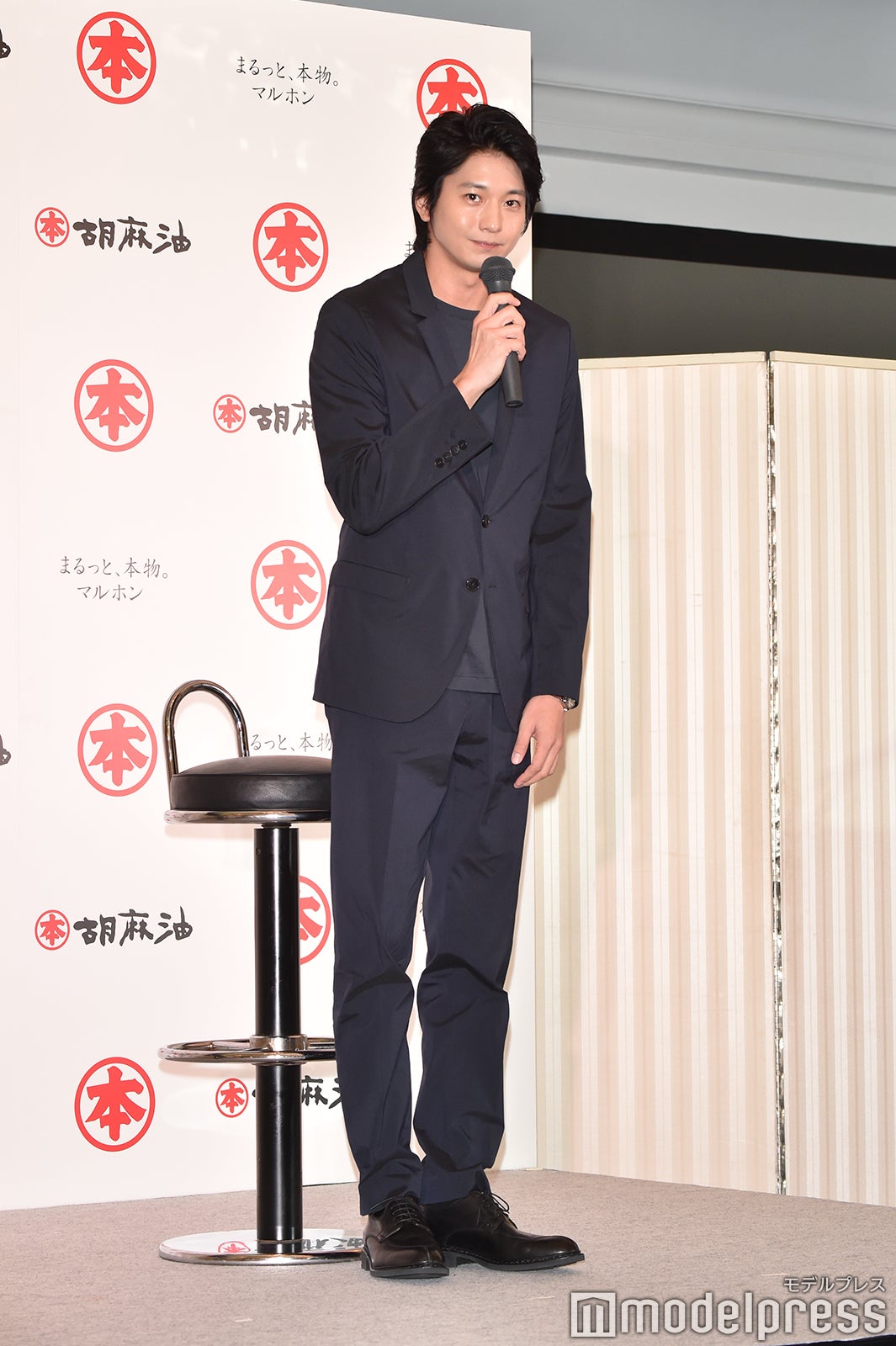 向井理 速水もこみち意識でオイルをかける 記者にサービス モデルプレス 向井理 速水もこみち意識でオイルをかける 記者にサービス モデルプレス