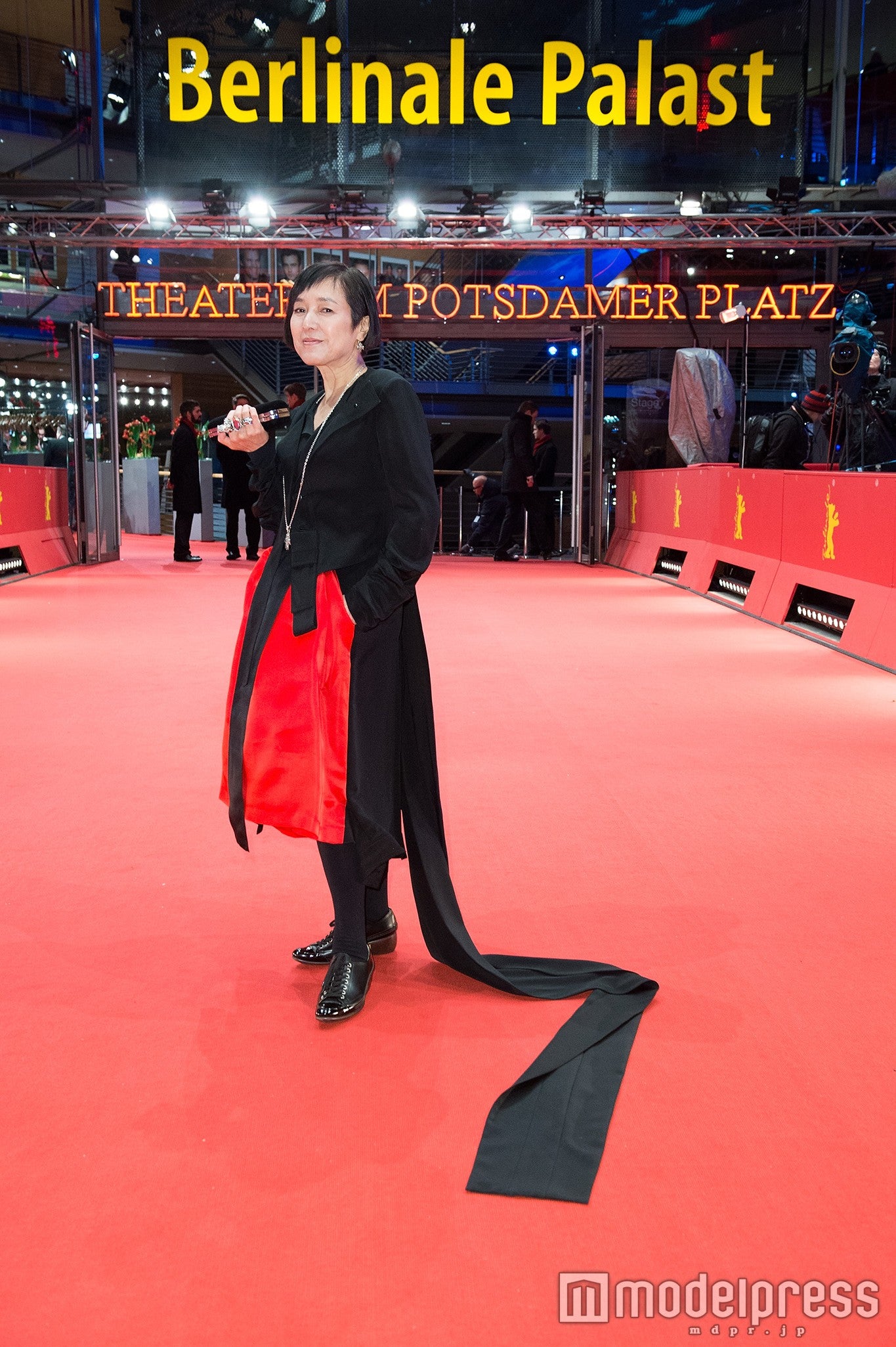 桃井かおり、黒×赤の個性派ドレスで「ベルリン国際映画祭」レッドカーペットに登場
