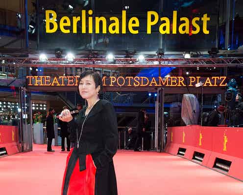 桃井かおり、黒×赤の個性派ドレスで「ベルリン国際映画祭」レッドカーペットに登場