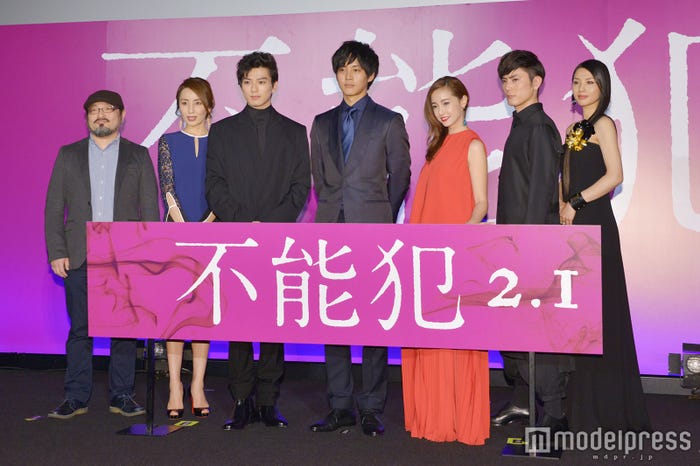 (左から)白石晃士監督、矢田亜希子、新田真剣佑、松坂桃李、沢尻エリカ、間宮祥太朗、芦名星 (C)モデルプレス