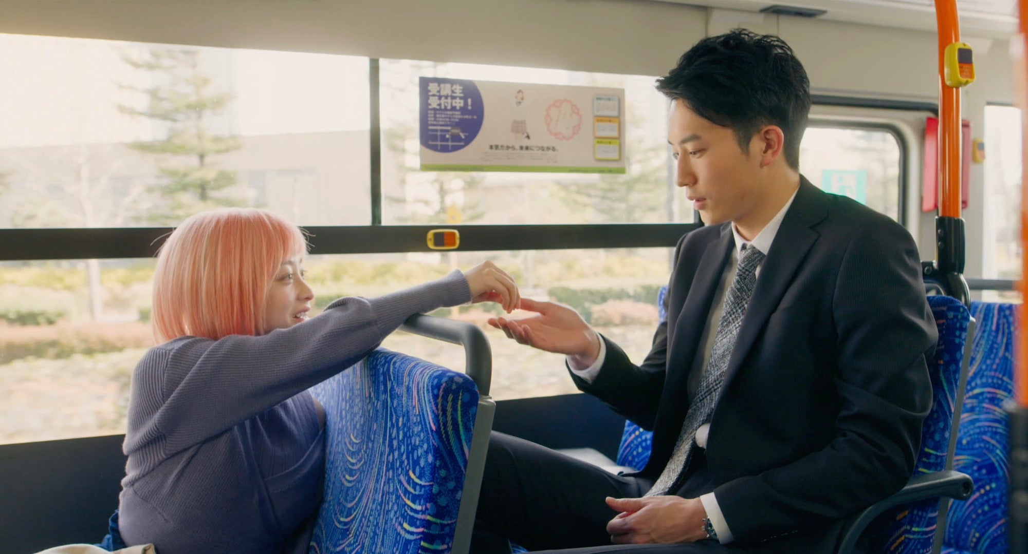 橋本環奈、杉野遥亮（C）浅井蓮次・沢田 新・小学館／「バイオレンスアクション」製作委員会