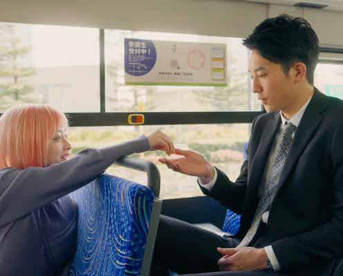橋本環奈&杉野遥亮、運命的な出会い 2人の初々しいやり取りに胸キュン…本編映像初解禁<バイオレンスアクション>