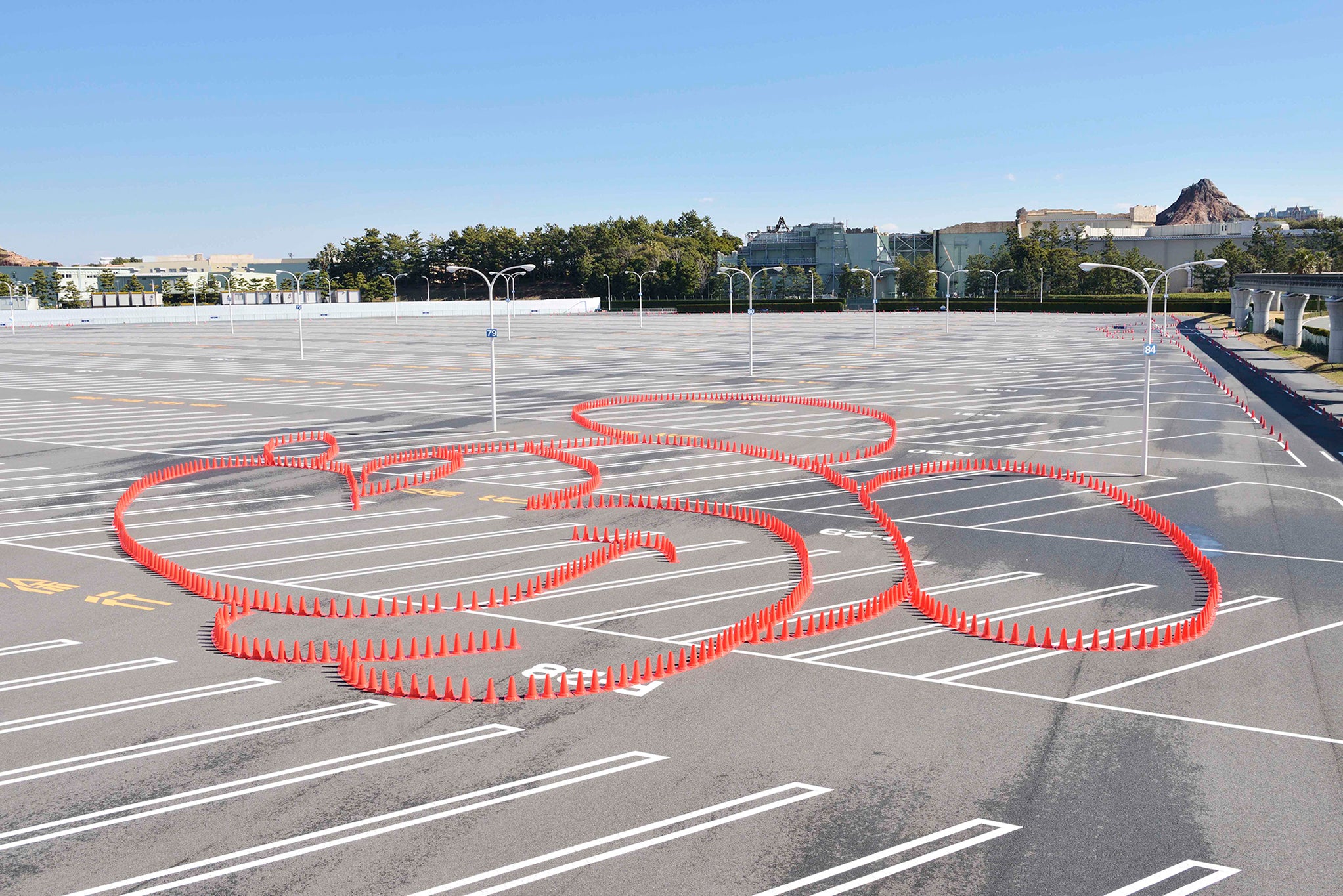 “大きなミッキーマウス”も展示（C）Disney