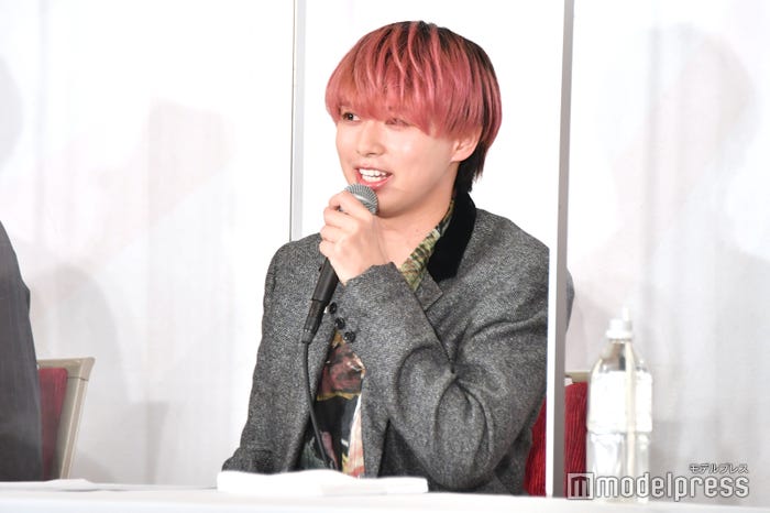 HiHi Jetsメンバーからののれんを想像して笑顔の井上瑞稀 (C)モデルプレス