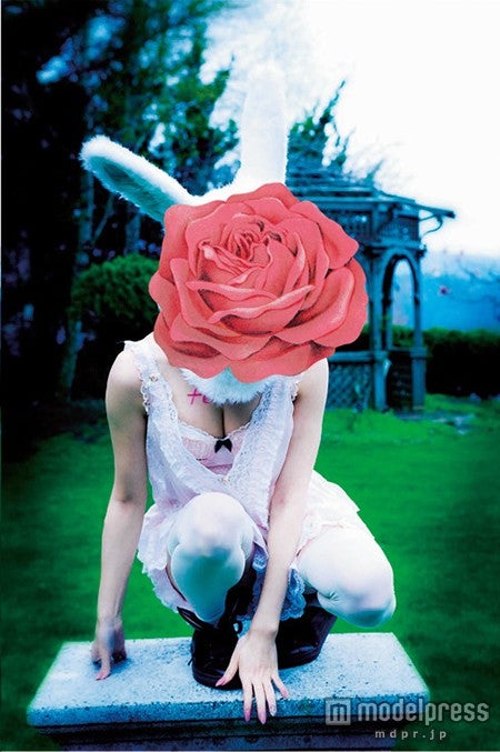 益若つばさ写真集「fetish」より（画像提供：光文社）