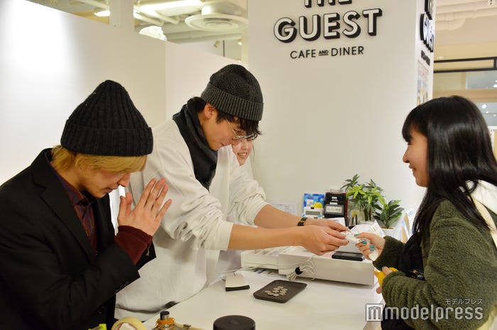 ランダムのアクリルスタンドに願掛け→本当に当たるミラクル連発(C)モデルプレス